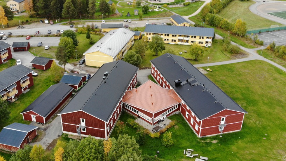 Hur ser framtiden ut för elevhemmet Stugan? Just nu utreds om verksamheten skulle kunna flyttas till Öberga förskola, den ljusa tegelbyggnaden högst upp till vänster i bild. (Arkivbild)