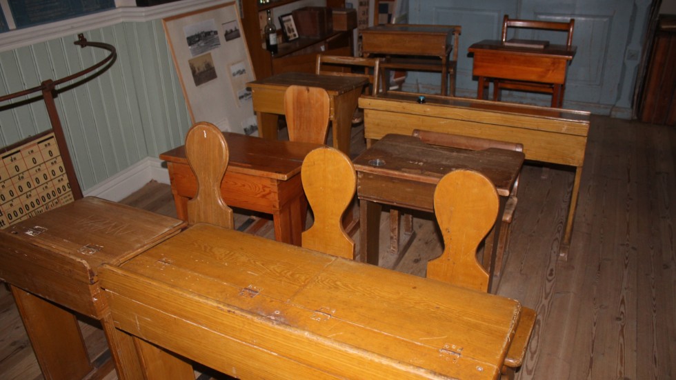 En skolsal, som är från 1870-talet och framåt finns uppställd i skolmuseet i Finspång.
