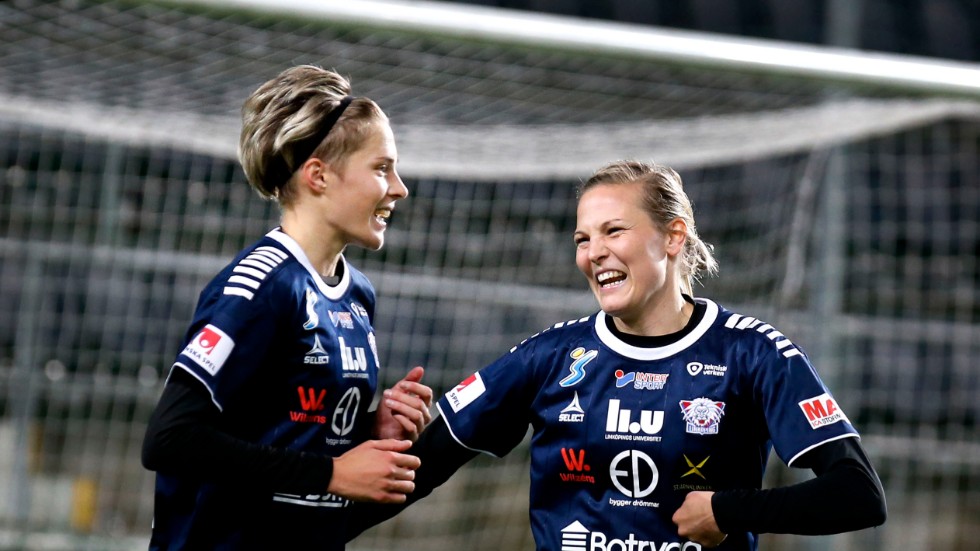 Lina och Lisa Hurtig firar tillsammans efter ett mål. 