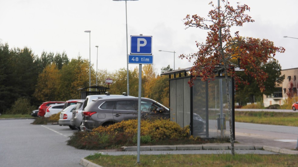 Dagens 450 platser på Knivstas pendlarparkeringar räcker inte till. Nu ska parkeringsfrågan utredas. Ett förslag är att ta bort tidsbegränsningen och införa avgifter på gatuparkeringar.