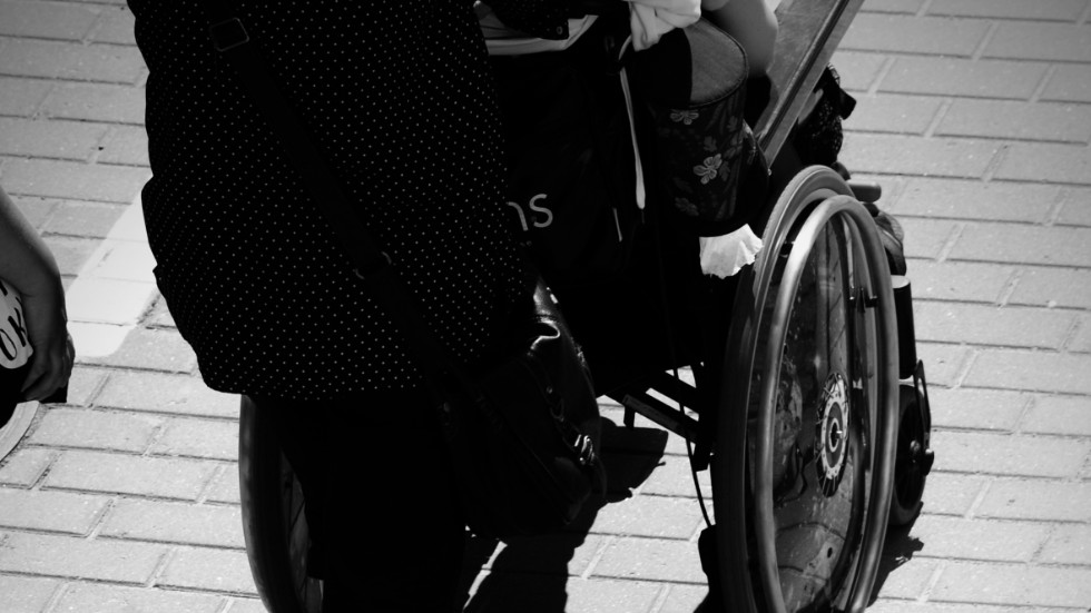 Människor som till exempel sitter i rullstol och är beroende av handikappbussen får vänta länge och kommer ibland inte iväg på sitt ärende eller utflykt.