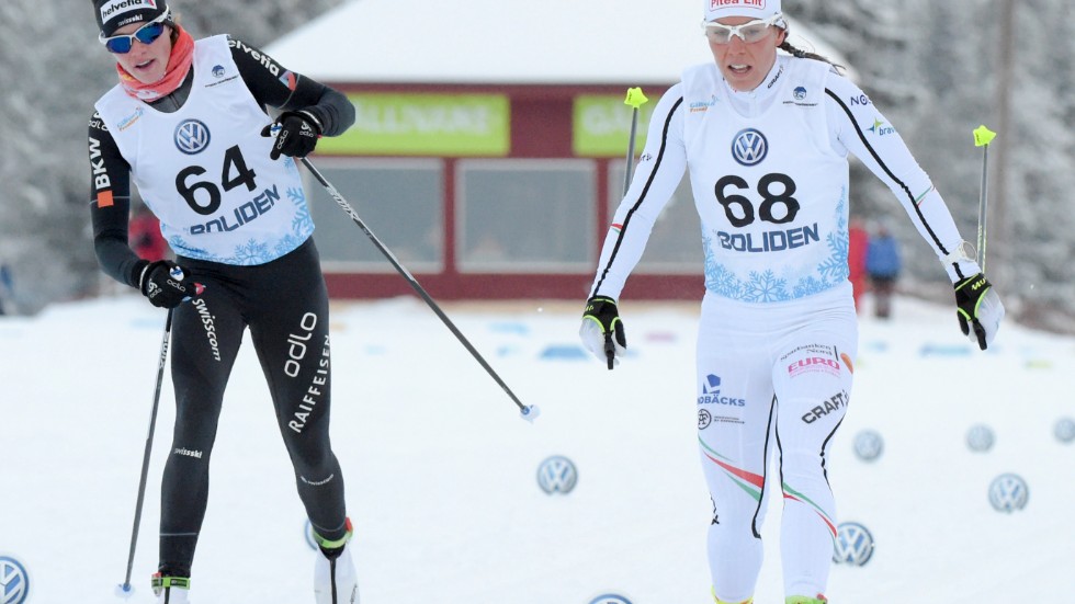 Charlotte Kalla kommer över mållinjen före Nathalie von Siebenthal under Gällivarepremiären i skidor 2017.