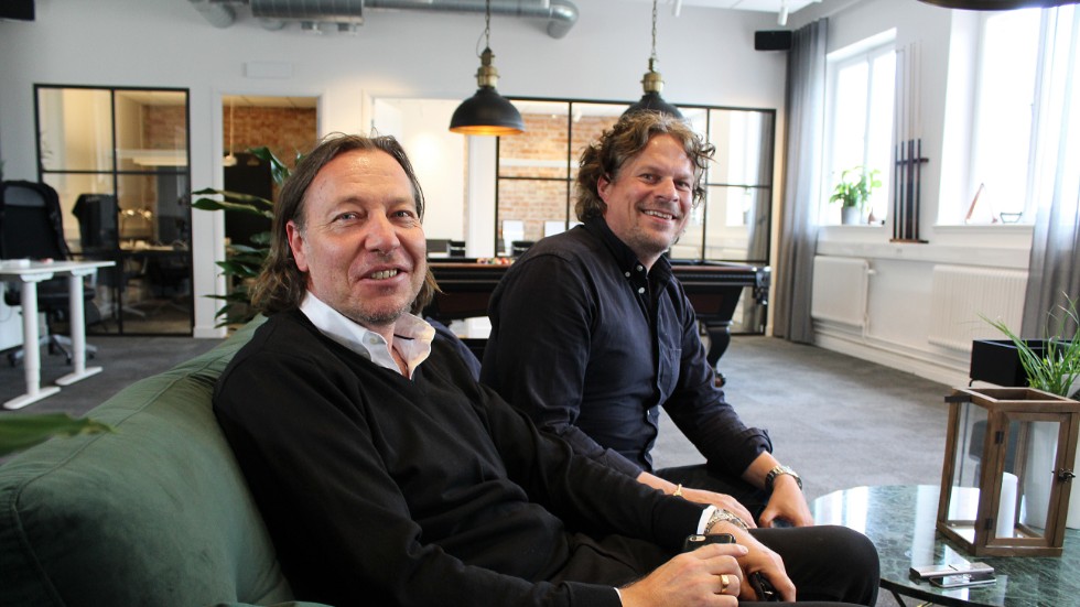 Johan Backarp och Magnus Geeber håller på att förvandla ett nedgånget industrilandskap i Tannefors till moderna kontor.
