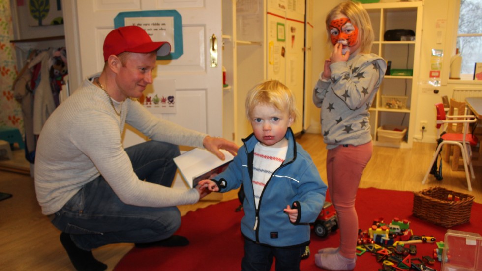 Oskar Johansson är tillbaka i förskolan igen, nu som förälder. Här är Greta Ektander och Tilda Granath Hallberg.