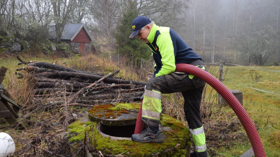 Trekammarbrunnar som tillhör året runt-boenden måste tömmas en gång om året. Här tömmer Nisse Sverre den här brunnen för sista gången.