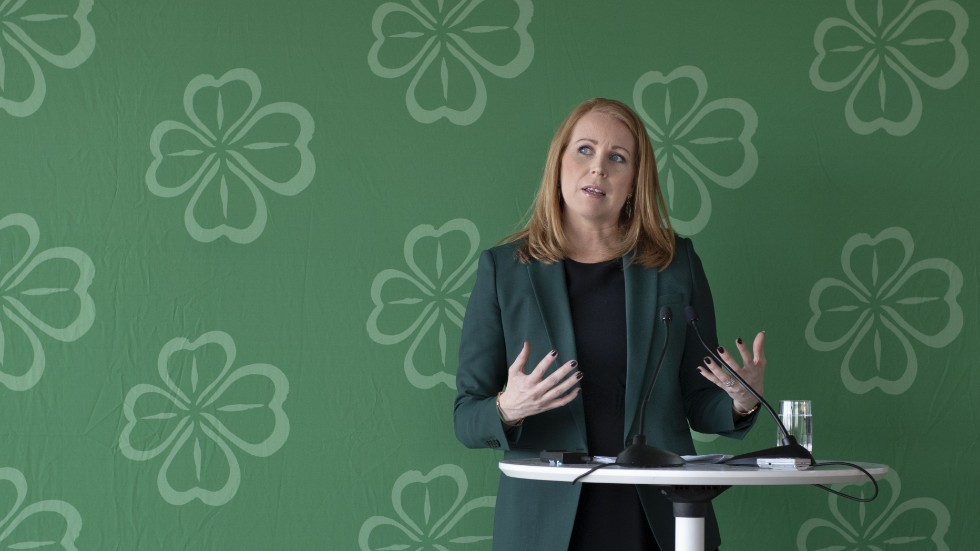 Partiledaren Annie Lööf (C) borde fråga sig vad partiets medlemmar egentligen tycker om rikspolitiken. 