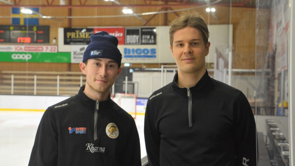 Anton Carlsson och Christoffer Rasch berättar egenheter om spelarna i Vimmerby Hockey.