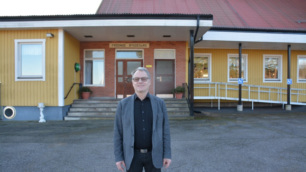 Bertil Carlsson i Frödinge Bygdegårdsförening framför norra Kalmar läns största bygdegård. "Vi har lokalen, då ska den också fyllas med verksamhet".