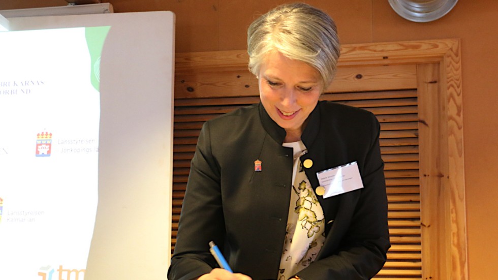 Landshövding Helena Jonsson i Jönköping var först att underteckna avsiktsförklaringen om ökat arbete för jämställdhet i skogs- och träbranschen.