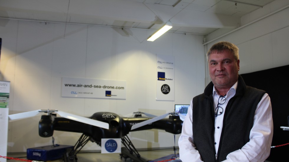 Den verkliga quadrocoptern mäter åtta gånger åtta meter och fick stanna kvar på IBR, Örsätter. Prototypen är stor och häftig nog för att dra uppmärksamhet. Claes Drougge är glad att få visa sin air-drone. 