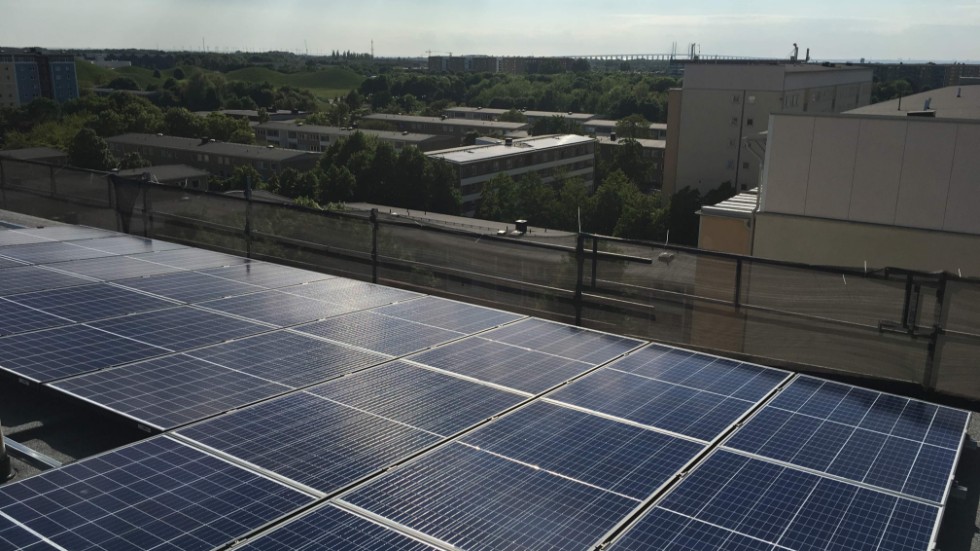 Sätt solceller på kommunens byggnader, föreslår Svante Axelsson och Lennart Bondeson.