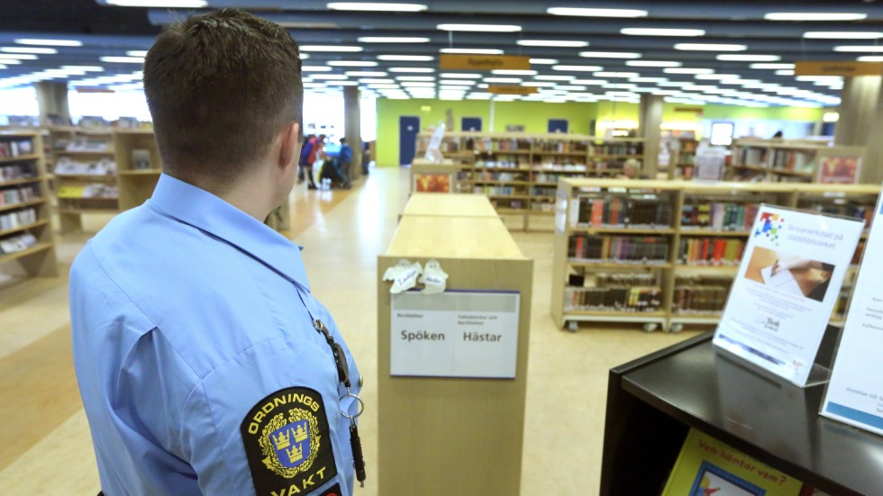 Ordningsvakt kom på mannen med att kissa ner böcker på biblioteket.