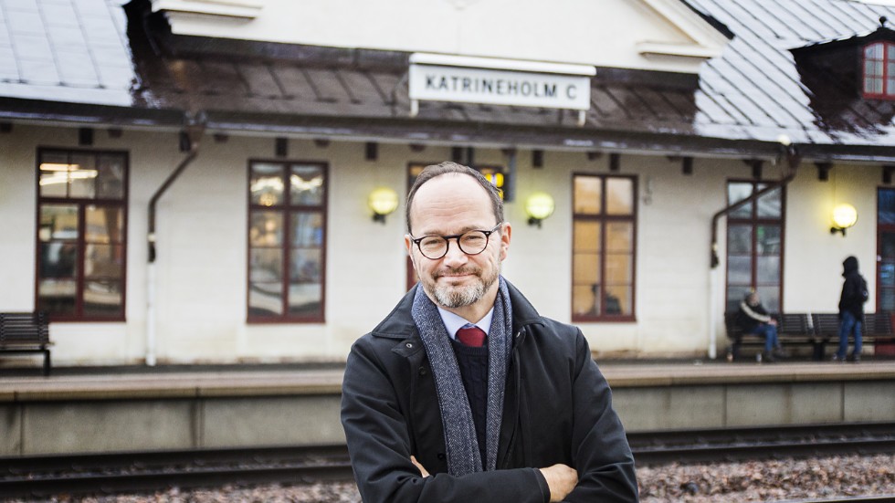 Infrastrukturminister Tomas Eneroth klev av rekordtåget i Katrineholm.
