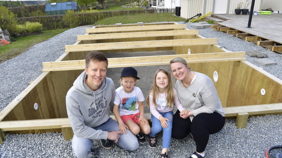 Nina Kippola och Joakim Segerstedt tillsammans med barnen Lovisa och Liam bygger just nu en utomhuspool på tomten i Enhörna utanför Södertälje. Man beräknar att ta premiärdoppet runt midsommar.