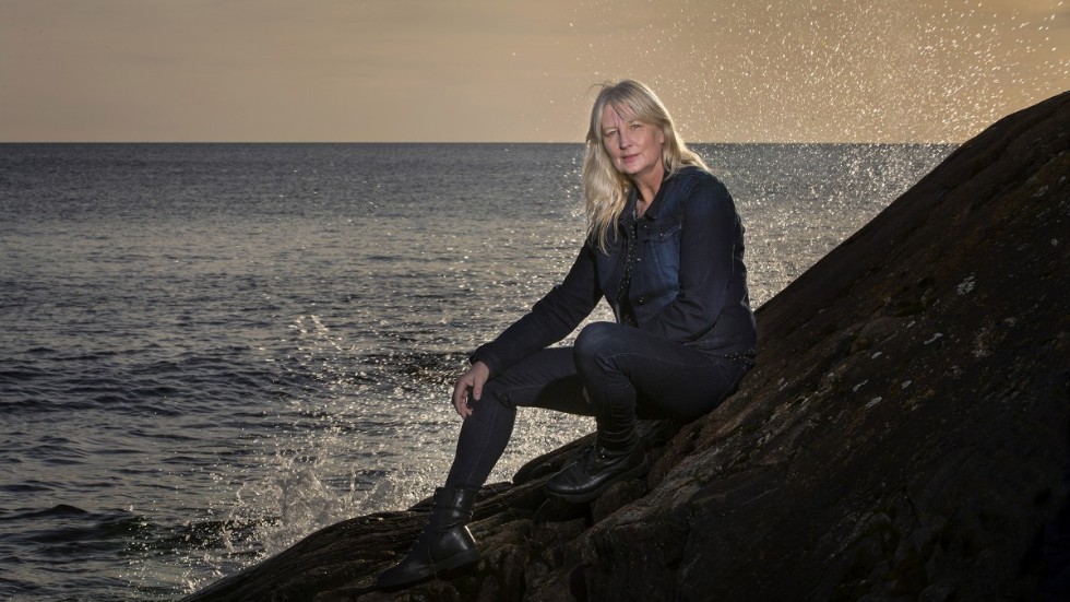Karin Smirnoff debuterade 2018 med den hyllade romanen "Jag for ner till bror". Boken följdes året därpå av "Vi for upp med mor". Med romanen "Sen for jag hem" avslutar hon sin trilogi om Jana Kippo.