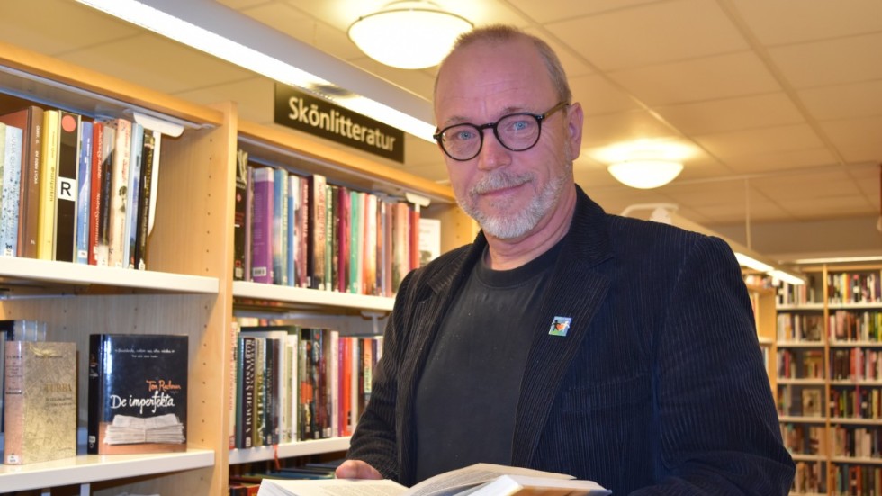 Bibliotekchef Thomas C Ericsson är glad över att kunna öka tillgängligheten vid filialerna i Storebro och Södra Vi.