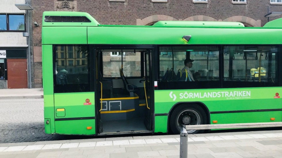 Varför inte införa en cirkulär busslinje med täta turer som går Centrum - Tuna Park - Folkesta - Skiftinge i båda riktningarna? Skriver signaturen "Bilburen kund".