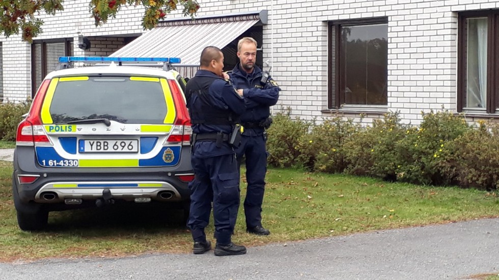 Polis och ambulans larmades till en lägenhet på Skyttegatan i Västervik efter larm om en skjutning.