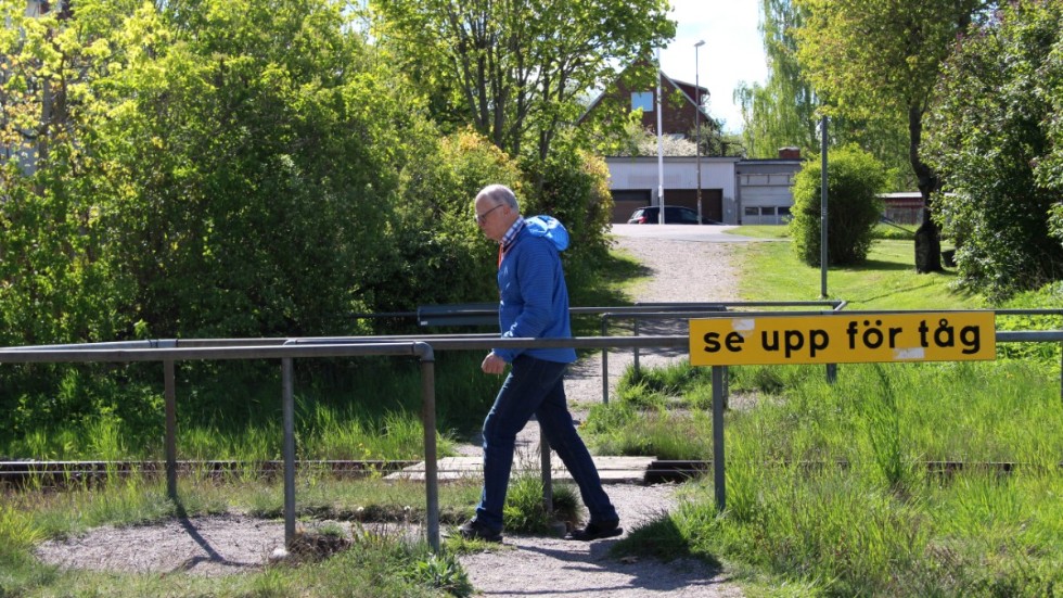 Miljöpartiet i Kinda vill se att placeringen av en ny skola i Rimforsa utreds ytterligare. "Underlagen är undermåliga", hävdar partiets förstanamn Claes Brandén.