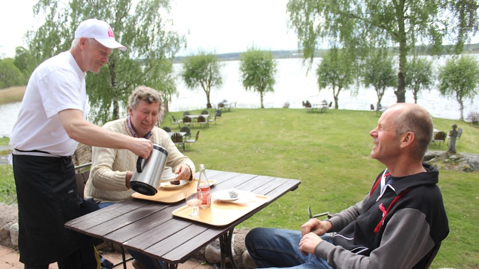 Sommarcafét vid Kröngården har haft en positiv säsongspremiär, något tidigarelagd - med anledning av coronaviruset. Här serveras Johan Riberth kaffe av Magnus Sandberg och Christian Johansson väntar på våffla. 
