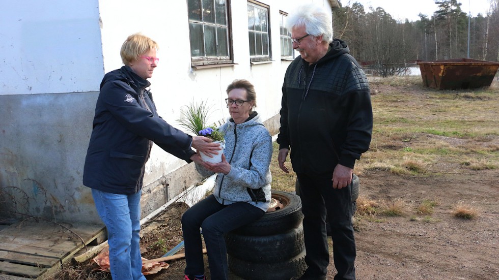 Anette Elf från samhällsföreningen överlämnade en blomma till Nina och Roland Kennerö, tillsammans med ett tack för alla de år de haft macken och bilverkstaden i Järnforsen.