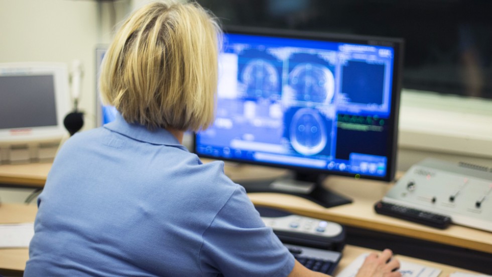 Röntgen är ett tekniktungt område där röntgensjuksköterskan säkrar att patienterna inte utsätts för mer strålning än nödvändigt vid undersökningen, skriver debattörerna.