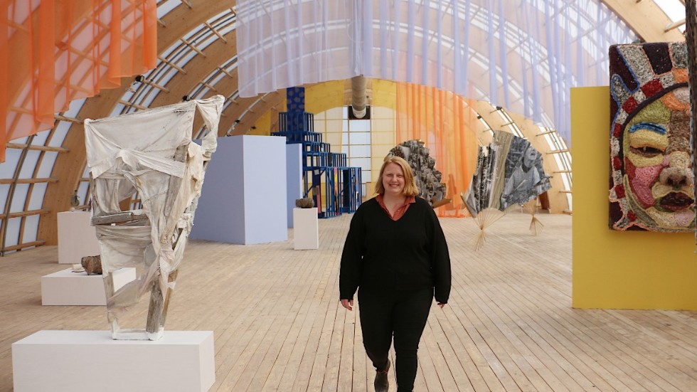 Årets textlutställning på Virserums konsthall öppnar inom kort. Utställningsproducenten Carolina Jonsson presenterar de olika verken från sju konstnärer som ingår.