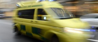 En person med ambulans till sjukhus efter balkongras