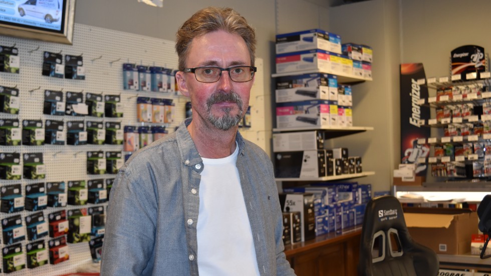 Håkan Rosin anser inte plexiglas skyddar i hans butik då han hjälper kunderna i butiken. Han väljer att hålla avstånd och använda handsprit och tvål.