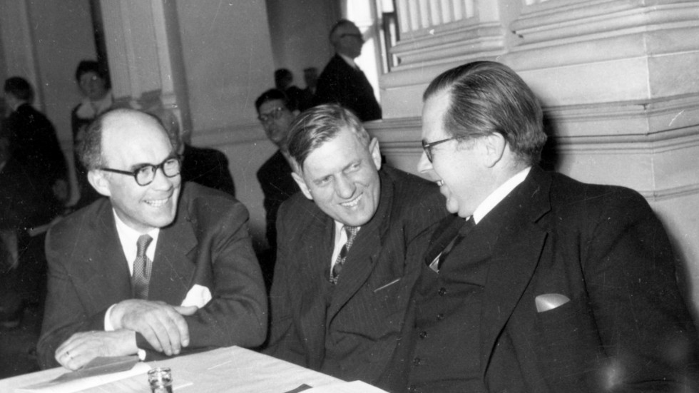 Landshövdingen Folke Thunborg, drätselkammarens ordförande Östen Johansson, Luleå, och finansminister Gunnar Sträng samtalar med varandra under en S-konferens i mitten av 1950-talet.