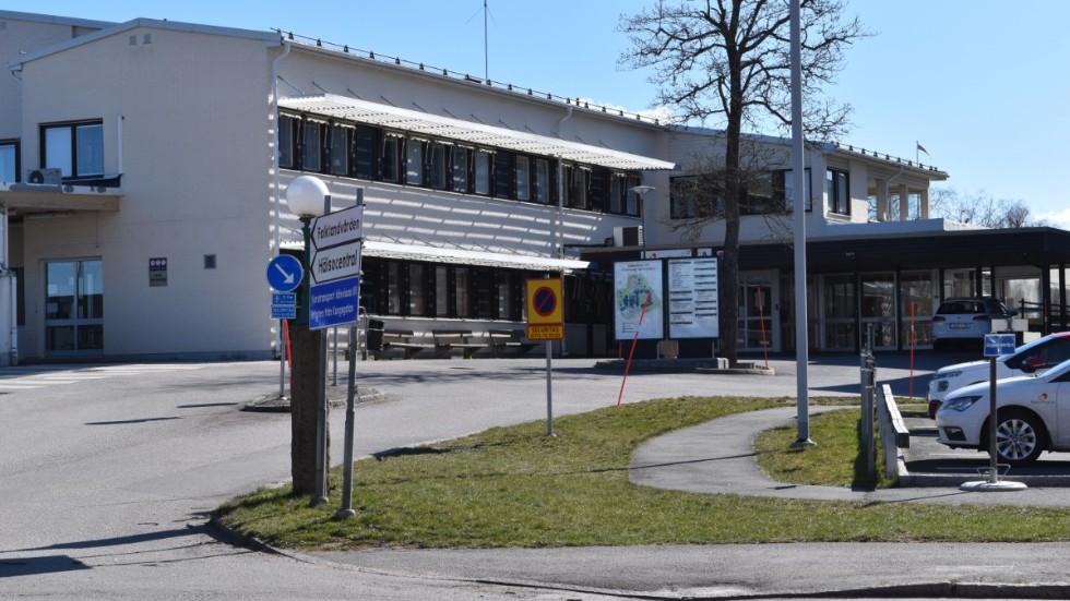 En läkare vid Hälsocentralen i vimmerby har anmälts till IVO för bristande patientsäkerhet och tagits ur tjänst.