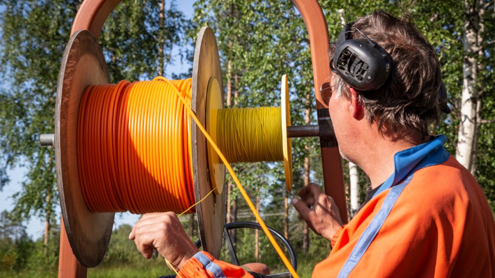 Installation av fiber för bredband till en fastighet i Norrbotten. Arkivbild.