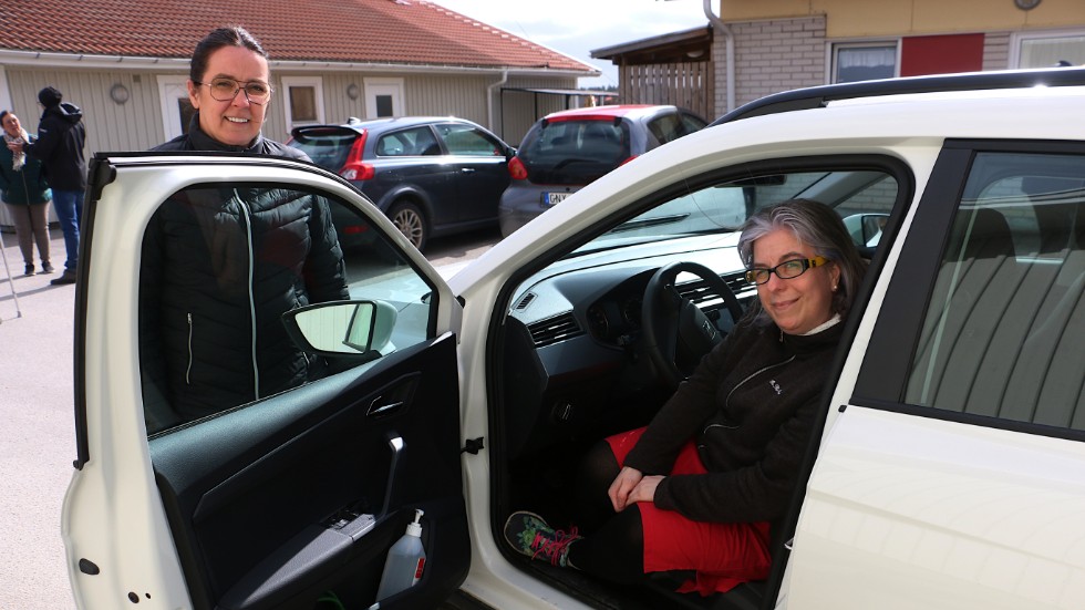 Anette Linde och Sanna Hansson är glada över att få den här chansen att göra en miljöinsats. Den första biogasdrivna bilen är på plats hos hemtjänsten i Målilla.