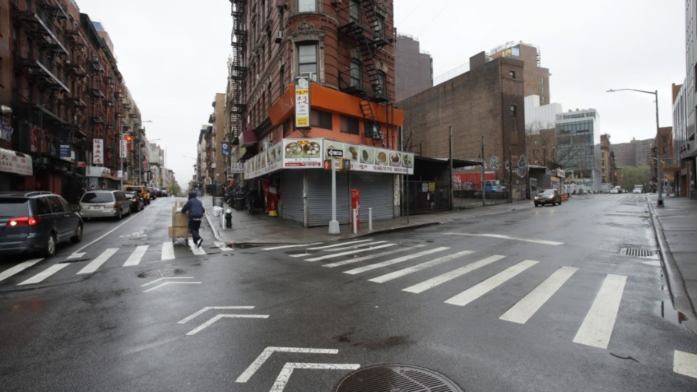 Gatorna är nästan öde i New Yorks Chinatown.