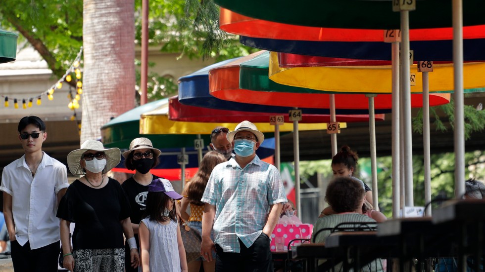 Besökare med munskydd strosar i San Antonio i Texas, en av de USA-delstater där smittspridningen av det nya coronaviruset nu ökar.