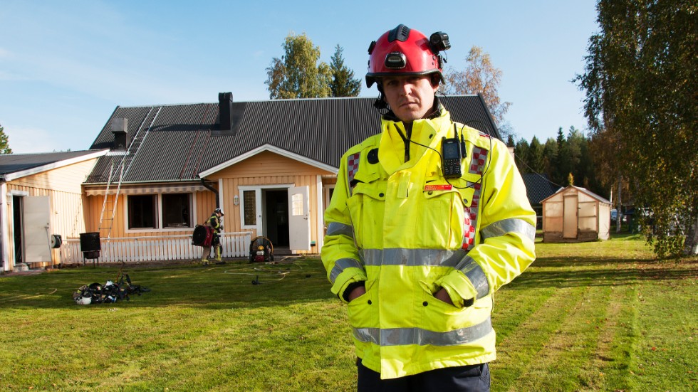 Magnus Nilsson, insatsledaren, framför den rökskadade villan. " Jag tycker grannarna gjorde ett rådigt ingripande".
