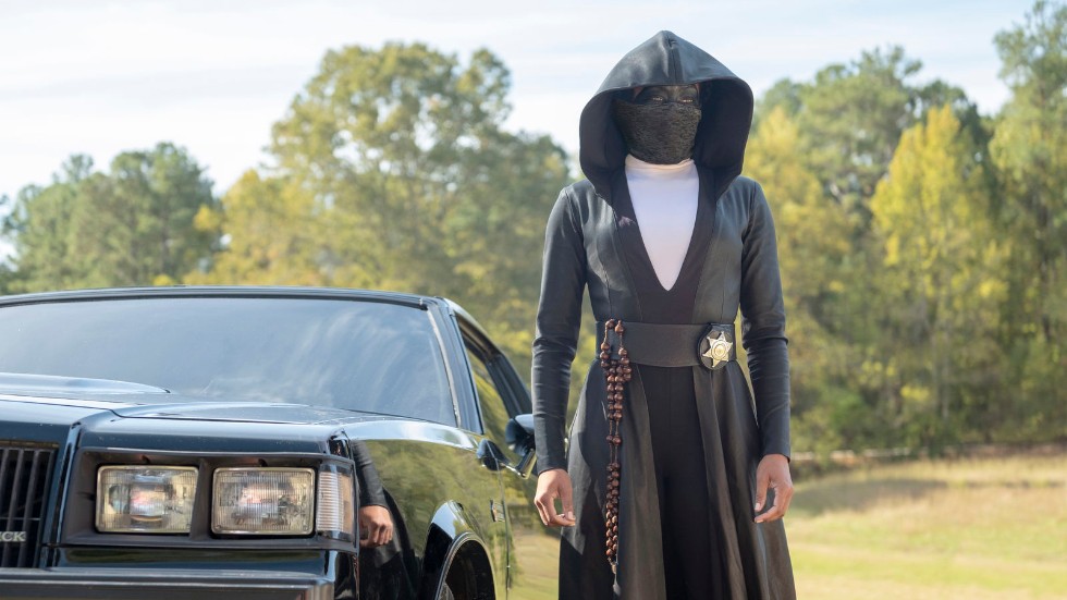 Sister Knight aka Angela Abar är höstens mäktigaste tv-seriekaraktär gestaltad med stor tyngt av Regina King.
