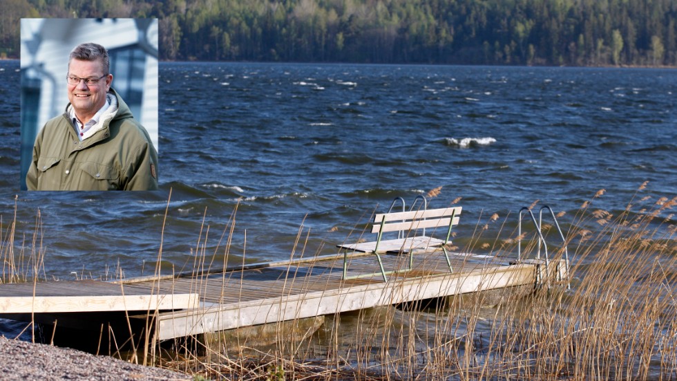 Patric Johansson är ordförande i Mariefreds kallbadhusföreing, som vill återskapa ett permanent badhus med bastu vid Kölnholmen. En bastuflotte är ett första steg, men bygglovet har överklagats.