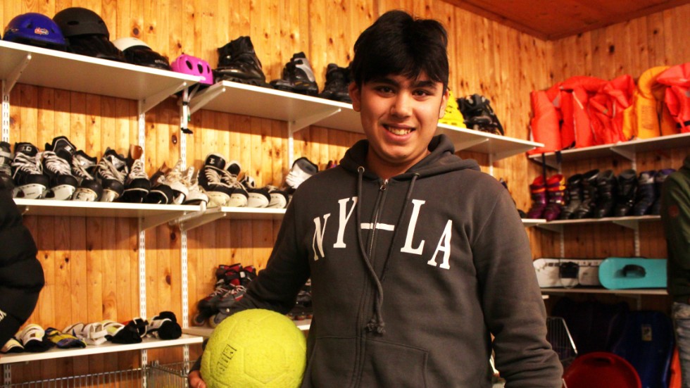 Amir Feizi, 14, spelar fotboll. "Jag vet inte om det finns fotbollsskor i min storlek, men en boll kan man ju alltid låna".