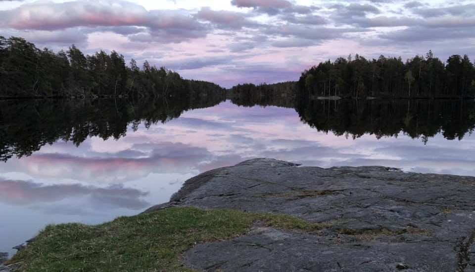 Det blir svårt att röra sig i Kolmårdsskogen då Ostlänken byggs menar insändarskribenterna. Bilden från Lilla Älgsjön.