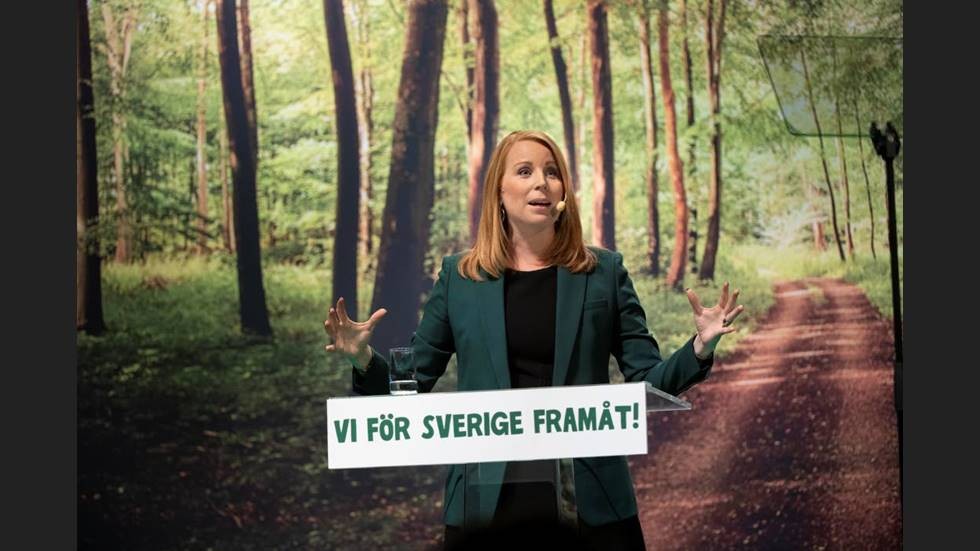 Annie Lööf vill föra Sverige framåt. Men enligt SCB går det nu mest bakåt av alla partier för hennes centerparti. 