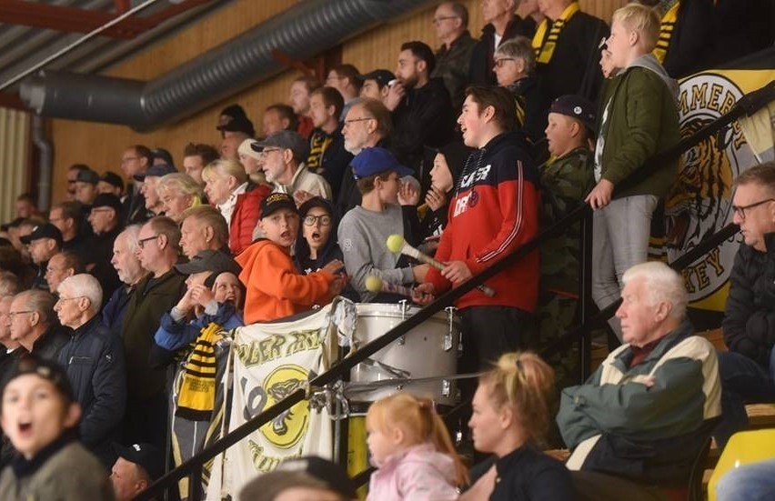 Vimmerby Hockey har tappat mycket publik även den här vintersäsongen på grund av restriktioner. Nu vänder sig klubben till kommunen med ett utsträckt hand för att få ekonmiskt stöd. 