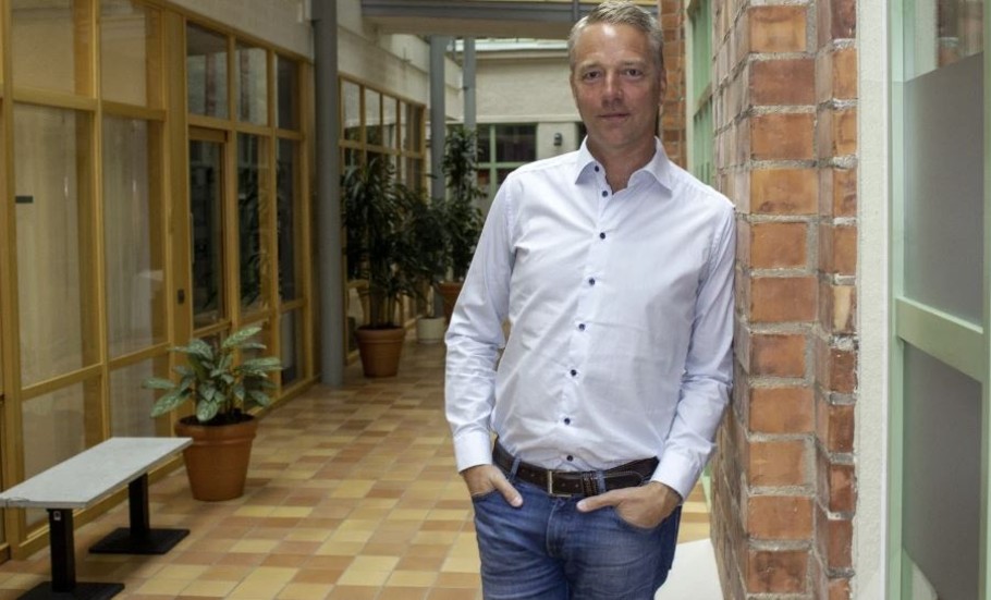 Elitspeedway Sveriges vice ordförande Mikael Holmstrand dementerar att det beslutats att premiären av Bahaus-ligan skjutits upp.