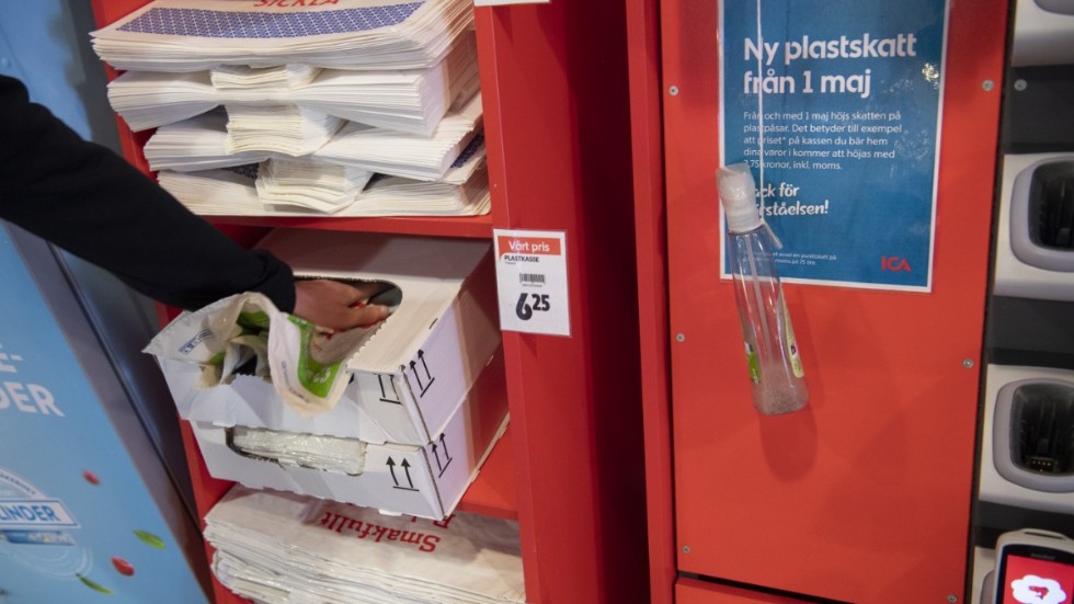 Skribenten menar att skatten på plastkassarna leder till ökad pappersanvändning.  