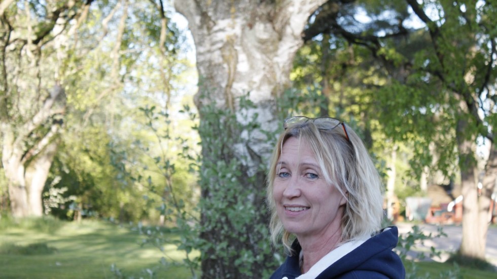 Här fångas Kerstin Algren på bild inne i grönskan på Ljusfalls Gård.