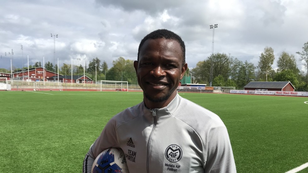 Det är nu. Ibrahim Koroma kom tillbaka till Motala och Maif, den plats han först kom till i Sverige. Han kan också tänka sig att stanna i Motala även efter karriären. Nu väntar division 1-spel där han ser laget som "underdog".