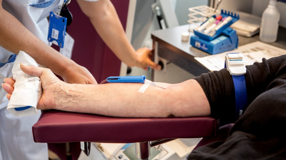 Det vore väl en bra början att se till att blodgivare inte behöver betala för nöjet att bli stucken och lämna från sig en del blod, skriver Willy Almberg.