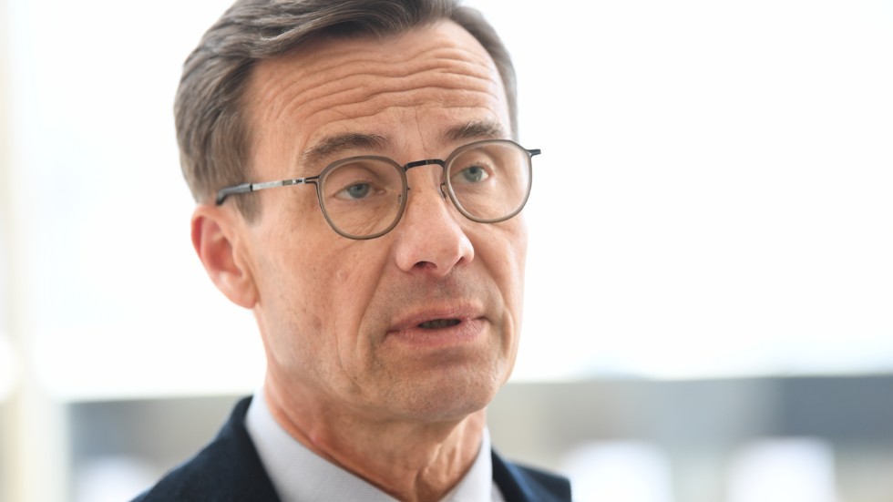 Moderaternas partiledare Ulf Kristersson anklagar regeringen för att vara "otroligt långsam" när det gäller att komma med förslag om ytterligare krisstöd till företag.