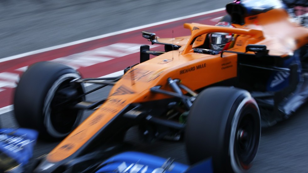 McLaren-chefen Andreas Seidl hoppas att stallets förare Carlos Sainz (bilden) och Lando Norris ska få bättre förutsättningar att lyckas om budgettaket sänks i formel 1. Arkivbild.