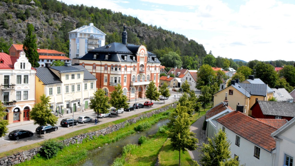 Det sommarschema som införts i Söderköpings kommun minskar kommunens attramktivitet som arbetsplats, menar vänsterpartisterna Malin Östh och Ulf Martin.